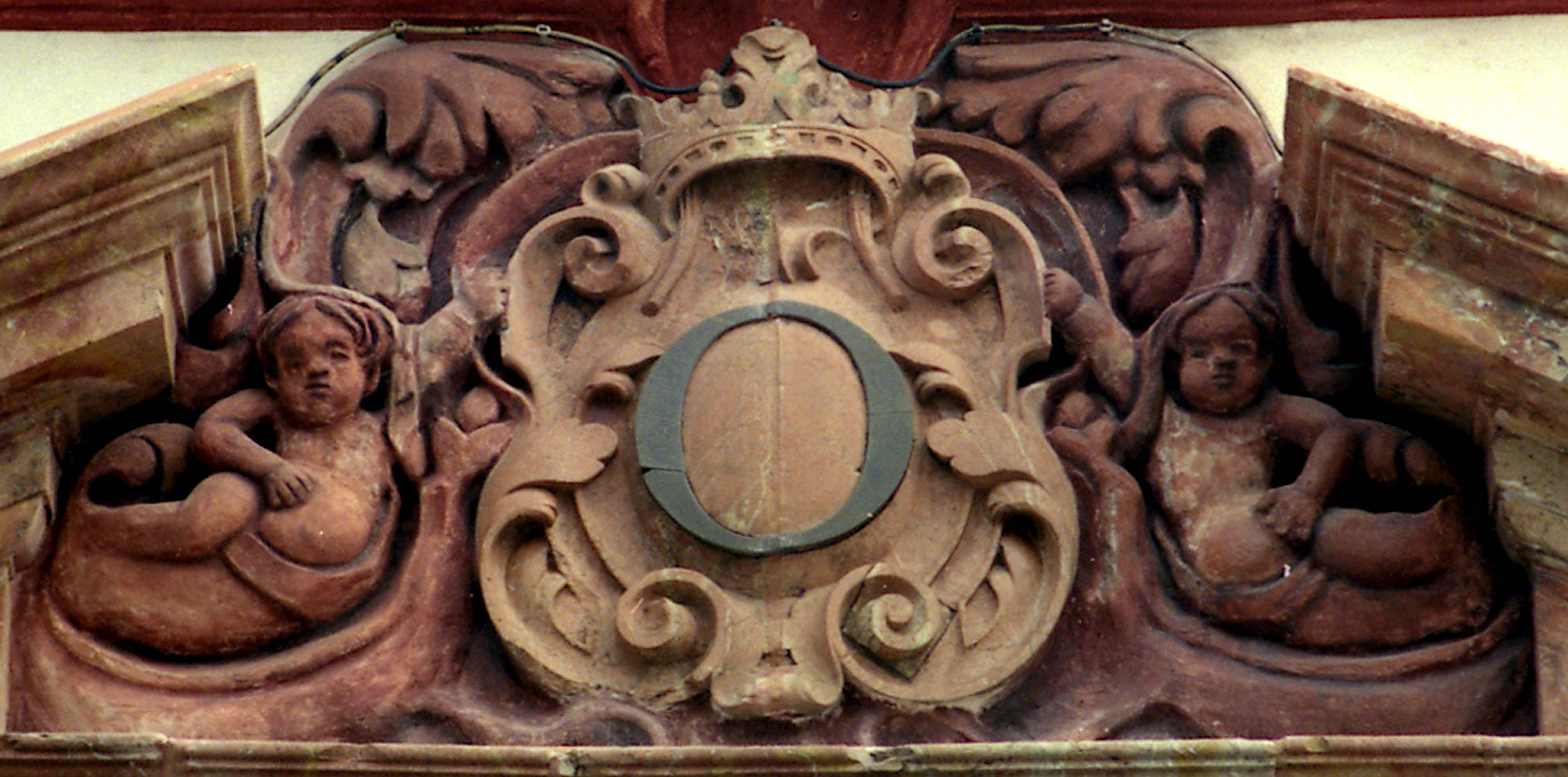 174 Escudo La O en frontis portada templo