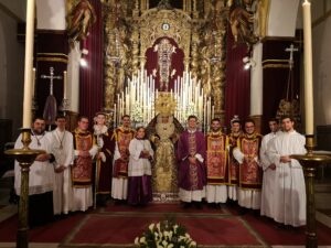 Sacerdote y Acolitos en los días de la Virgen de la O 2019