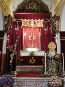 Altar con la Santa Cruz - Tarde del Viernes Santo de 2021